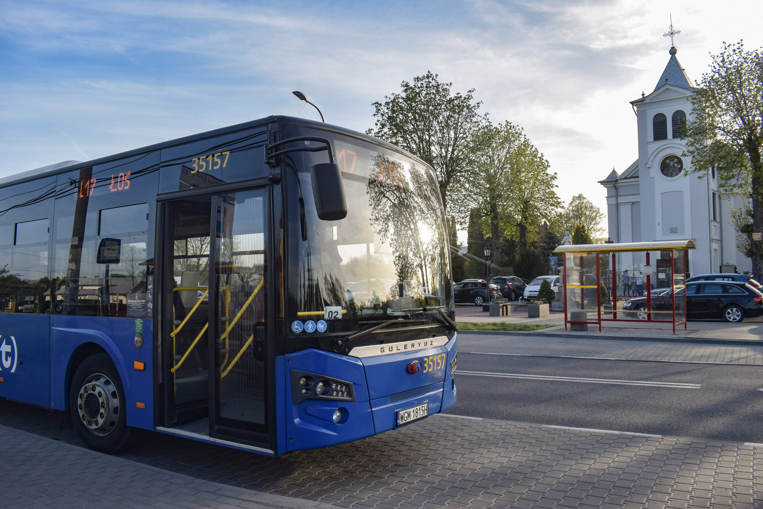 autobus L17 przy kościele